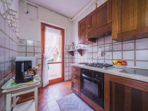 uma cozinha com fogão forno superior ao lado de uma janela em Holiday Home Giulia by Interhome em Torre del Lago Puccini