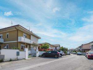 uma rua com carros estacionados em frente a uma casa em Holiday Home Giulia by Interhome em Torre del Lago Puccini