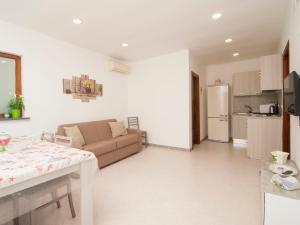 een woonkamer en een keuken met een bank en een tafel bij Apartment Casa Dolce Casa-2 by Interhome in Massa Lubrense