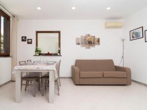 uma sala de estar com um sofá e uma mesa em Apartment Casa Dolce Casa-2 by Interhome em Massa Lubrense