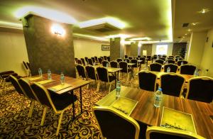 The business area and/or conference room at Golden Deluxe Hotel