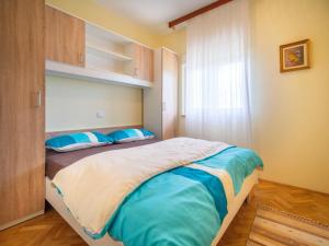 um quarto com uma cama grande e almofadas azuis em Holiday Home Korina by Interhome em Klana