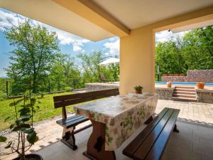 Κήπος έξω από το Holiday Home Korina by Interhome