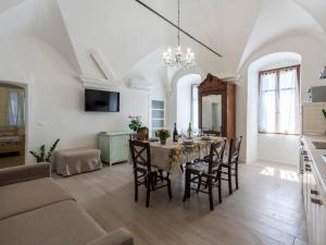 een eetkamer en een woonkamer met een tafel en stoelen bij Locazione Turistica Marina by Interhome in Terzorio