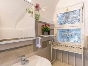 ein Bad mit einem Waschbecken und einem Fenster in der Unterkunft Locazione Turistica Marina by Interhome in Terzorio