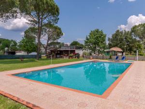 uma piscina no quintal de uma casa em Holiday Home Marinpietri by Interhome em Roccastrada