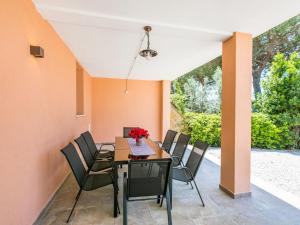 une salle à manger avec une table et des chaises dans l'établissement Holiday Home Tuscania by Interhome, à Bibbona