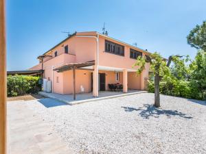 - une vue sur l'extérieur d'une maison rose avec une cour dans l'établissement Holiday Home Tuscania by Interhome, à Bibbona 55 autres photos