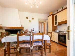 uma cozinha com mesa e cadeiras e uma cozinha com fogão em Apartment Pier by Interhome em Larciano