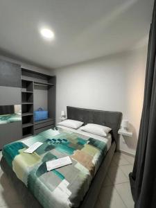 una camera da letto con un letto con una coperta colorata di La casa verde di Chicchi a Elmas