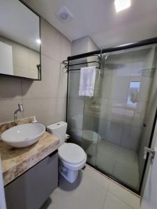 uma casa de banho com um WC, um lavatório e um chuveiro em Fantástico apto beira mar do Bessa em João Pessoa