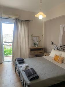 una camera da letto con un letto e asciugamani di Kokkala Guestrooms a Kokkala