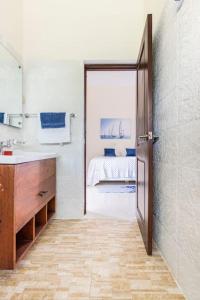 un bagno con lavandino e una porta per una camera da letto di Paramount Views a San Felipe de Puerto Plata