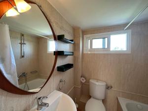 Metókhion KonstamonítouにあるRelax in this Sithonia Property with great ocean viewsの鏡と洗面台とトイレを備えたバスルーム +25枚の写真