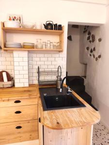 Kuchyň nebo kuchyňský kout v ubytování Charmant appartement dans l’Ancienne Mairie
