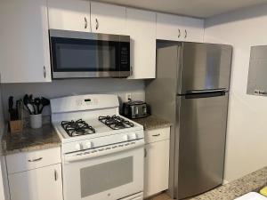 una cucina con piano cottura bianco e frigorifero di Villa near Disney, Orlando a Kissimmee