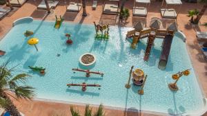 Bazén v ubytování Camping Le Calypso 5 étoiles nebo v jeho okolí