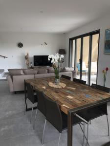 Afbeelding uit fotogalerij van La maison Adriel - Villa récente avec jardin et piscine in Saumane-de-Vaucluse