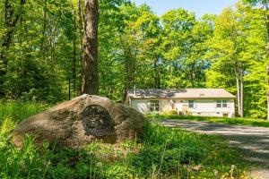 Un grand rocher devant une maison dans l'établissement *Entire House • Sleeps 9 • Hot tub • Pets Welcome*, à McHenry