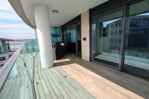 Seaside Serenity Oasis - High floor - Stunning Views的阳台或露台