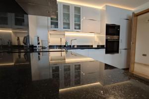 Seaside Serenity Oasis - High floor - Stunning Views的厨房或小厨房