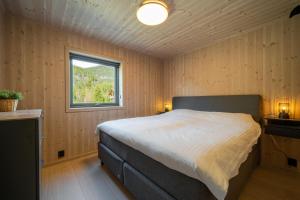 Säng eller sängar i ett rum på Prachtige woning bij het water met kano's en sauna