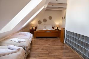 1 dormitorio en el ático con 2 camas y 2 lámparas en Turkus Holiday en Pobierowo