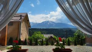 una vista da una finestra di una casa con una montagna di Casa Cornelia a Borsa