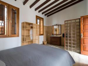 1 dormitorio con 1 cama grande y baño en Beautiful beach house in traditional Canarian style, en Puerto de Mogán
