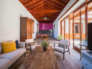 Beautiful beach house in traditional Canarian style في بويرتو دي موغان: غرفة معيشة مع أريكة وطاولة