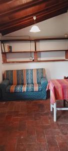 un sofá sentado en la esquina de una habitación en All'Antico Silbule en Capolona