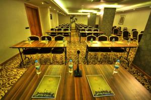 The business area and/or conference room at Golden Deluxe Hotel