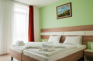 Un pat sau paturi într-o cameră la Hotel Pallone