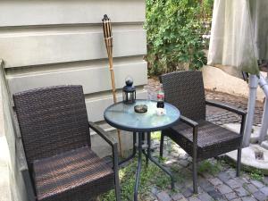2 Stühle und ein Tisch mit Kerzen auf der Terrasse in der Unterkunft Dorobanți Loft in Bukarest