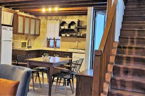 een keuken en eetkamer met een tafel en stoelen bij Authentic Bodrum Villa with Special Private Pool in Ortakent