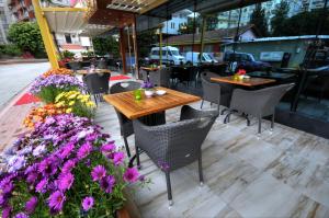 A restaurant or other place to eat at Golden Deluxe Hotel