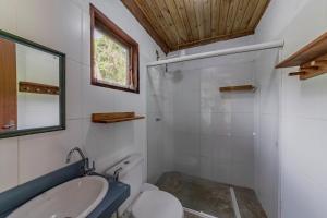 Koupelna v ubytování Chalé Bonito Pousada em Paraty - Acomodações Privativas e Completas - Natureza - Wi-fi - TV - Garagem + 37 fotografií