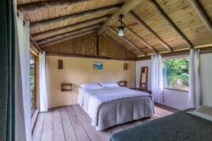 Postel nebo postele na pokoji v ubytování Chalé Bonito Pousada em Paraty - Acomodações Privativas e Completas - Natureza - Wi-fi - TV - Garagem