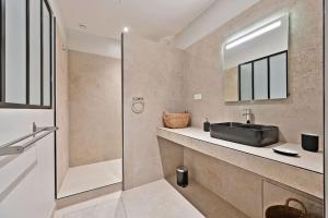 La salle de bains est pourvue d'un lavabo et d'une douche. dans l'établissement L'Olivier - 2 terrasses - Clim AC - WIFI - PROCHE THEATRES, à Avignon