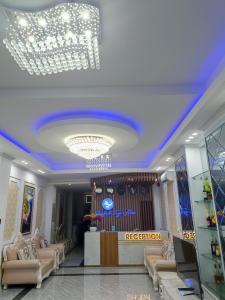a lobby with a chandelier and a reception desk at Khach sạn Starfish Tuy Hoà in Tuy Hoa