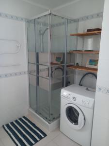 eine Waschmaschine in einem Zimmer mit Waschmaschine in der Unterkunft Appartement Ferrera Park 408 vue mer in Cala Ferrera