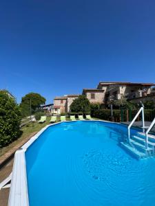 The swimming pool at or close to B&B Fontanelle