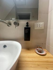 La salle de bains est pourvue d'une baignoire blanche et d'un lavabo. dans l'établissement Charm and Style by Campo de Fiori, à Rome