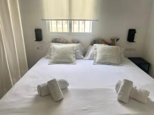 1 cama blanca grande con 3 toallas. en PETRA, en Denia