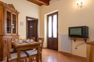 TV a/nebo společenská místnost v ubytování Palazzo Don Carlo
