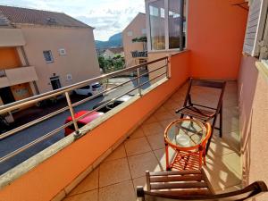 balcone con 2 sedie, tavolo e vista di Apartment Tonka a Mlini