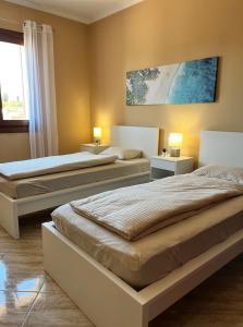 Un pat sau paturi într-o cameră la Villa Octopus by Bebreeze