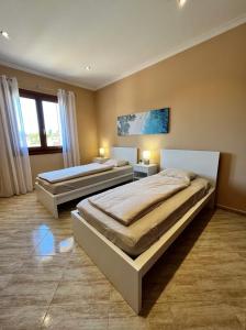En eller flere senge i et værelse på Villa Octopus by Bebreeze