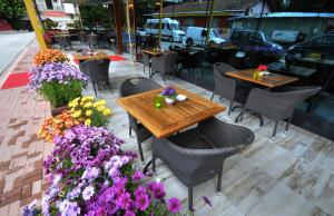 A restaurant or other place to eat at Golden Deluxe Hotel