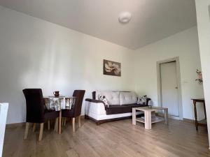 salon z kanapą i stołem w obiekcie Apartment Jovana w mieście Herceg Novi